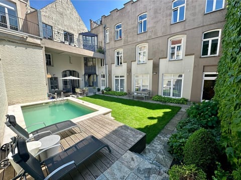 Communal garden and swimming pool for the guests of De Drie Koningen