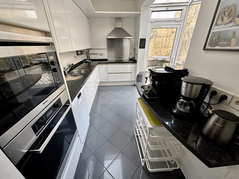 Kitchen, espresso machine, water kettle, oven, microwave, fridge, stove,...