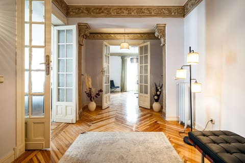 A luxurious and welcoming Entrance Hall.