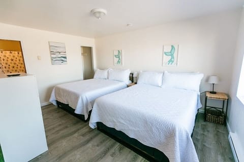 Bedroom with 2 Queen Beds and bathroom
