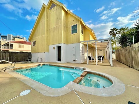 Gorgeous back yard! Fully fenced for privacy, sitting area to grill and relax
SPI PERMIT: 2015-113788