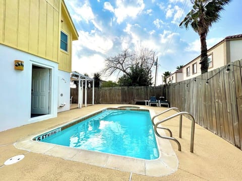 Beautiful large size private fully fenced back yard! Equipped with gas grill BBQ, sitting area