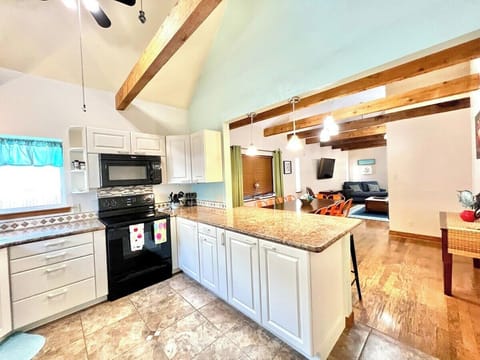 Open kitchen, fully equipped with all that you need to cook your favorite dishes