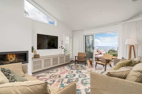 'Drift' - Absolute Beachfront at Coledale w/ Panoramic Views & Multiple Living Zones