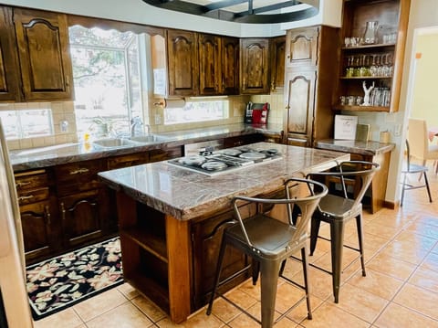 Fully stocked w/ pots & pans, dishes, cooking utensils, coffee maker/grinder +