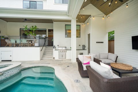 Welcome to your retreat! Outdoor dining, swimming, bbq, lounging. Pool fence opt