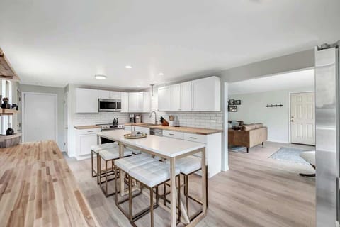 Kitchen/dining, brand new in May 2022!