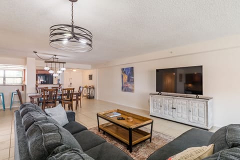 Large living areas with new 65" new smart TV