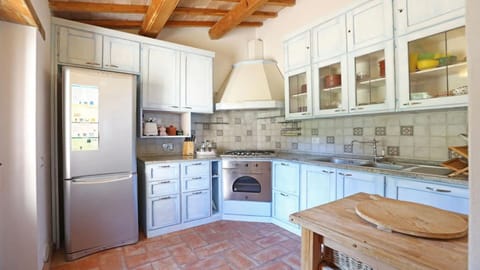 Fully equipped kitchen with dish washer, microwave, etc