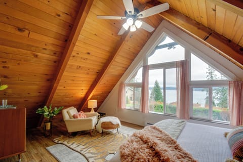 Allyn Vacation Rental | 3BR | 1.5BA | 1,400 Sq Ft | 3 Stairs Required