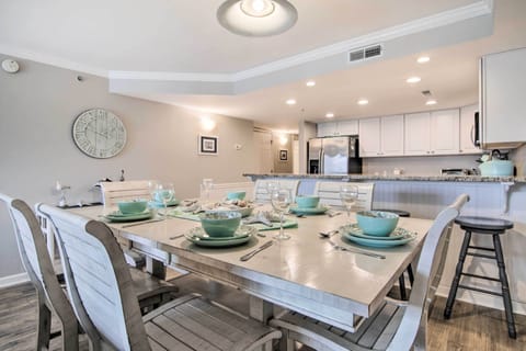 Dining Area | 4-Person Breakfast Bar