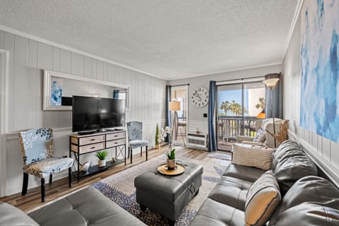 Plenty of space in this living room to gather and spend time together!