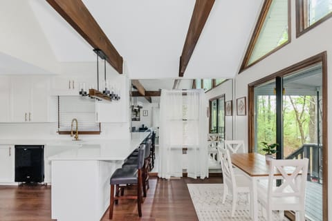 Large peninsula with seating and breakfast nook with views to the lake