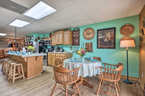 Kitchen & Dining Area | Dishware & Flatware Provided