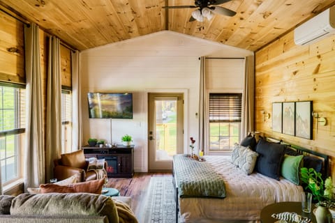 Beautifully decorated studio cabin with plenty of space for a couple! 