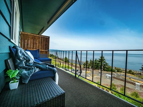 Unobstructed bay views! Prime for people watching and sunset views.