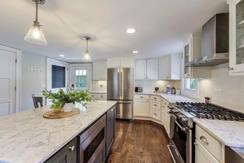 Modern Kitchen with Gas Range