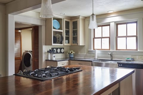 Full Kitchen -  Island has seating for 4