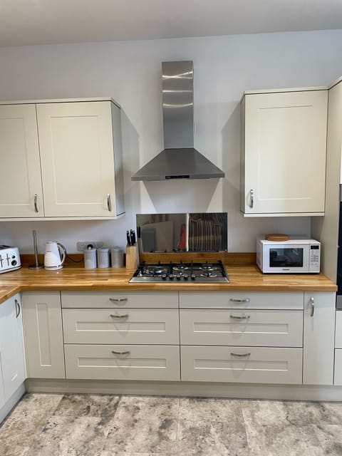 Well equipped, good sized kitchen with 5 burner gas hob and double oven