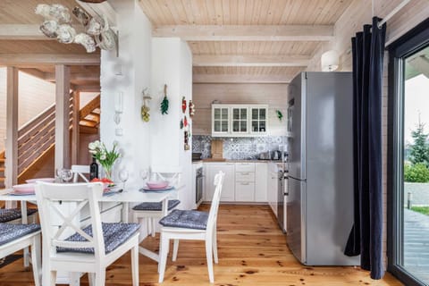 The dining area is coherently connected to the kitchenette.