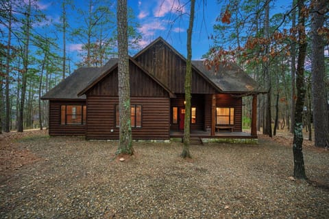 Lake Time is a cozy luxury cabin located in the heart of Hochatown near Broken Bow Lake.