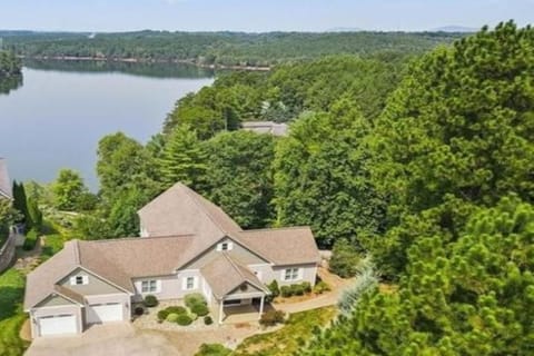 Beautiful Lake House with incredible mountain views