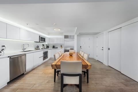 Full Kitchen with Dining Table