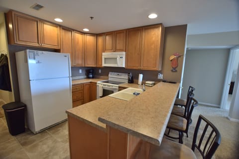 Kitchen area with breakfast bar - Seats 4