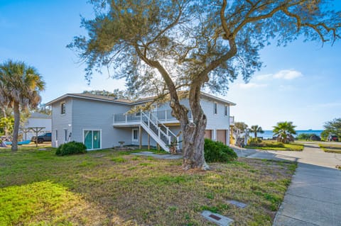 Boat & RV parking available. Bring your bikes, Pinellas Trail only 0.3 mi away!