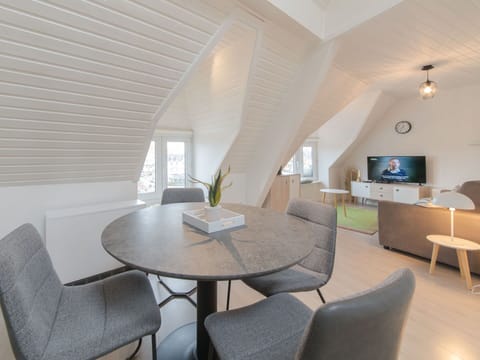 Table, Furniture, Building, Couch, Property, Chair, Comfort, Interior Design, Lighting, Lamp