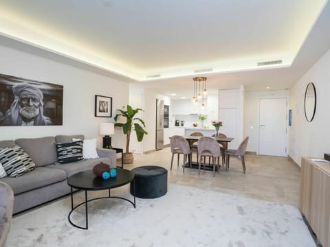 Table, Furniture, Property, Couch, Building, Plant, Houseplant, Interior Design, Picture Frame, Architecture