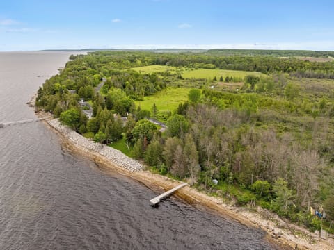 185' of shoreline - this location will not disappoint