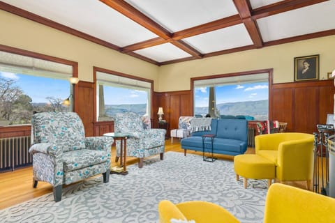 Welcome to HillsHyde Escape! Please enjoy this one of a kind paradise in the heart of Columbia River Gorge.