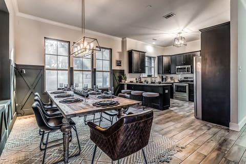 Large Dining Room & Bar for Relaxing Family Dinners