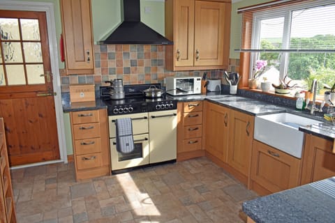kitchen with electric range, dish washer and washing machine
