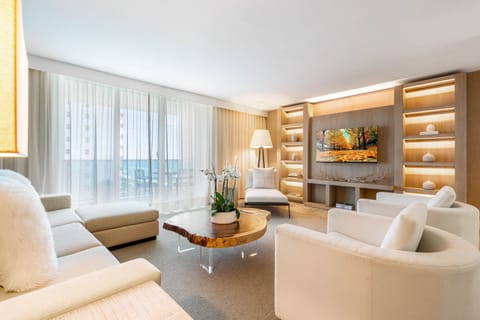 Spacious Living Room!