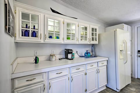 Kitchen | Spices | Complimentary Coffee, Tea + Snacks