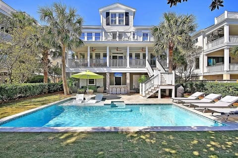 Amazing private oasis, a pool/bar & room to lounge. This is Southern living!