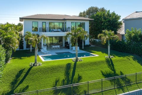 Experience this luxurious paradise on Lake Ida!