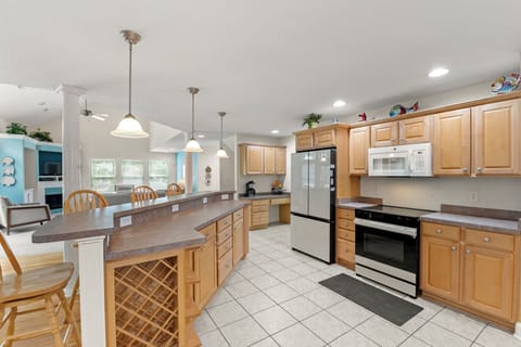 CL565: Hampton Street Retreat l Mid Level Kitchen