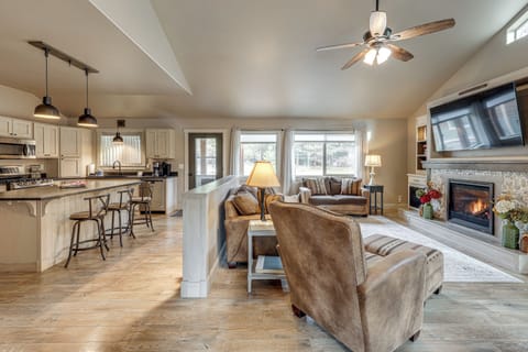 Living Area | Smart TV | Fireplace