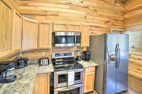 Well-Equipped Kitchen | Crockpot | Toaster