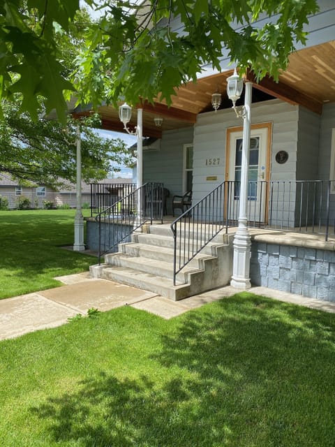 Front porch to sip your beverage and enjoy a beautiful landscape