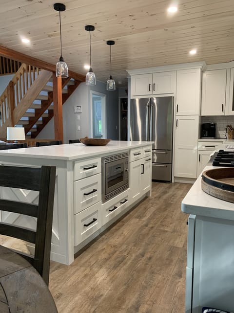 Nobody is alone on the island in the kitchen (seating for 3)