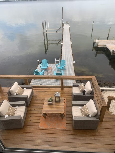 Private Deck and dock to enjoy relaxing and Eventide (Sunset)