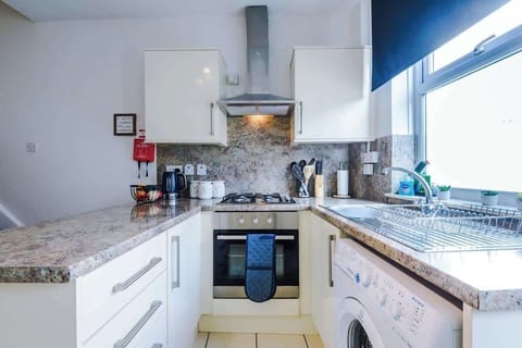 Open plan fully equipped kitchen/dining area with everything you need to cook an array of meals in the evenings.