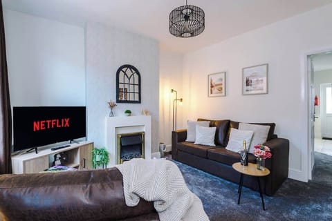 Main living area benefitting from a Smart TV with Netflix and a double sofa bed.