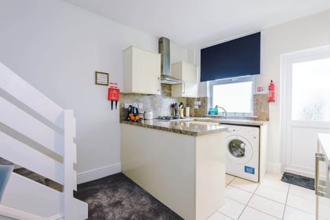 Open plan fully equipped kitchen/dining area with everything you need to cook an array of meals in the evenings.