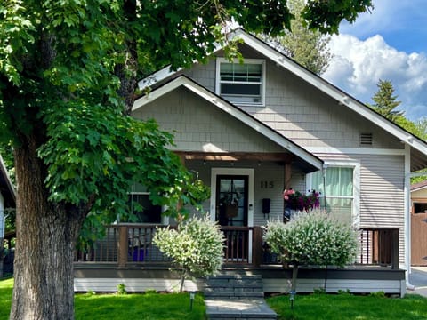 Charming 1921 spacious Garden District - adjacent bungalow near everything!