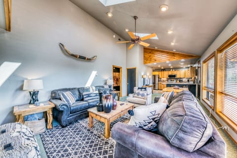 High ceilings and cofy couches